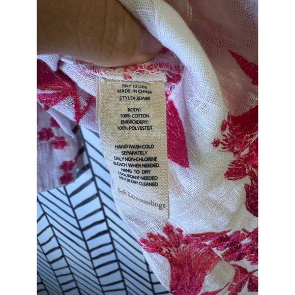 SOFT SURROUNDINGS Embroidered Floral Etienne
Tunic White Pink size medium - Picture 7 of 7